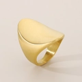 Primer plano de anillo ovalado dorado con acabado mate cepillado de alta calidad - US 7 / Dorado Cepillado (KR108591-K)
