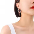Elegante gedrehte silberne Creolen für Damen in einem minimalistischen Design - Kleiner Stil (F255) / Stahlfarbe
