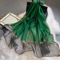 Elegante groene zijden sjaal met gouden kralenrand op een wit nepbont tapijt - 195CM / Groen