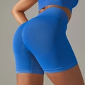 Vista trasera detallada de shorts de yoga sin costuras de talle alto en color azul real - S / Azul