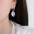 Silberne Vintage-Ohrringe mit rosa und lila Zirkonia an einem gedrehten ovalen Anhänger - Ohrringe / Silber
