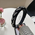 Elegant black woven headband with intertwined white pearls for a retro fashion look - 220406 Black