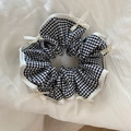 Detalle de coletero a cuadros con pequeños lazos blancos y perlas decorativas - Estilo de Perla Crema