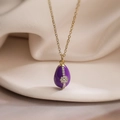 Elegante collana placcata oro con ciondolo a uovo in smalto viola e zirconi brillanti - Viola
