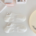 Chaussettes invisibles blanches avec broderie smiley bleu et soutien de la voûte - Taille unique / Style Étiquette Beige