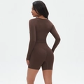 Vista posteriore del set marrone crop top a maniche lunghe e pantaloncini fitness - S / Marrone