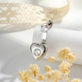 Silbernes Herz-Bauchnabelpiercing mit funkelnden Edelsteinen auf weißem Display - Einzelstück / Weißer Zirkonia (A915-1#)