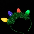 Dettaglio di lampadine colorate luminose su un cerchietto natalizio verde festivo - Fascia in Filato Verde