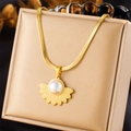 Collar dorado con colgante de pluma en abanico, perla y cadena de serpiente plana - Collar de Perlas en Abanico Dorado (N2691)