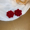 Vue macro de boucles d'oreilles fleurs floquées rouge foncé avec texture veloutée et argent - Boucles d'oreilles clous fleur floquée rouge foncé (1#)