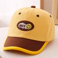 Dettaglio del cappellino da baseball per bambini giallo e marrone con ricamo NICE smile - 52cm (2-5 Anni) / Giallo