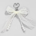 Portachiavi con fiocco in pizzo bianco, perle e chiusura a cuore in argento - Stile Perle Imitazione in Pizzo Beige(LKC029)