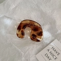 Grande molletta per capelli minimalista stampa leopardo ambra in acrilico su sfondo bianco - Ambra
