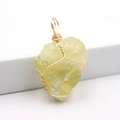 Pendentif en cristal jaune naturel irrégulier avec enroulement de fil doré - Pendentif Uniquement / Or