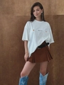Λευκό βαμβακερό t-shirt με τύπωμα αλεπούς και καφέ πλισέ φούστα σε ξύλινο φόντο - S / Λευκό