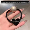 Dettaglio del ciondolo a cuore e elastico con perla da 2,5 cm e cuore da 2,8 cm - Nero