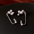 Dettaglio di orecchini a clip argento con perle bianche e pietre di zircone lucide - Stile Gancio per Orecchie / Argento