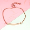 Macro shot of rose gold bar bracelet featuring an adjustable box chain and mirror finish - Curved Bar Rose Gold (MP168)
