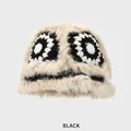 Chapeau cloche d'hiver avec motifs floraux en tricot et bordure en fausse fourrure - M (54-58cm) / Noir