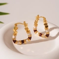 Vista detallada de los pendientes dorados en U con esmalte blanco y granate y corazones - Hebilla de oreja en forma de U de esmalte blanco crema