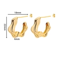Detailansicht klobiger goldener Wellen-Ohrringe mit Maßen von 22mm x 18mm x 4mm - E3617G-Gold Unregelmäßige Welle C-Form