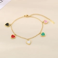 Gros plan du bracelet en plaqué or 18K avec pendentifs en forme de cœur coloré - Coloré