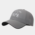 Detalle de gorra de béisbol gris con agujeros láser y estampado gráfico de PAPA - Ajustable / Gris