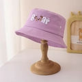 Détail du chapeau bob en coton violet avec broderie ours sur support en bois - 50-52cm (2-6 ans) / Violet