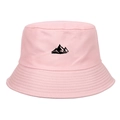 Dettaglio del cappello a secchiello in cotone rosa con ricamo di montagna nera - Rosa