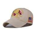 Détail de la broderie aigle 3D et du drapeau américain sur la casquette en coton beige - Réglable / Poche zippée