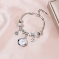 Elegante orologio da polso con cinturino in argento e ciondoli a corona per donna - Bianco