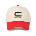 Dettaglio frontale di un cappello da baseball bicolore con ricamo bandiera palestina - Bianco sporco e Rosso
