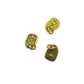 Goldener tibetischer Anhänger mit geprägten Masken- und Instrumentenmustern - Nummer 2 / 9x12mm