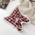Détail d'un chouchou à carreaux rouges avec dentelle blanche et breloque cerise - Rouge