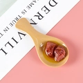 Modèle réduit de nourriture avec morceaux de viande et sauce brillante sur une cuillère - Imitation Bois-Boeuf