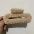 Minimalistische Plüsch Haarklammer in Khaki aus Kunstfell für winterliche Frisuren - Quadratisch Hellbraun / 14cm