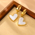 Orecchini a cuore dorati eleganti con intarsio in madreperla bianca e stile chic - Fibbia per orecchie / Cuore Di Conchiglia Bianca Dorata