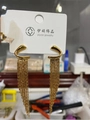 Vista detallada de elegantes pendientes largos de borla dorada con flecos de cadena - Dorado