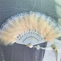 Détail de l'éventail pliant vintage en plumes de pêche avec nervures dorées et dentelle blanche - Éventail en Plumes Champagne et Dentelle