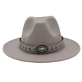 Détail d'un chapeau fedora gris à bord large avec pierre turquoise et bande ethnique tissée - M (56-58cm) / Gris clair