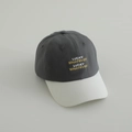 Detalle del bordado LUCKY WHATEVER en una gorra de béisbol bicolor para niños - 54cm (3-8 años) / Gris