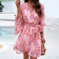 Rosafarbenes Mini-Chiffonkleid mit Blumenmuster, V-Ausschnitt und Rüschen am Pool - S / Rosa