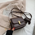 Petit sac à bandoulière marron foncé avec boucle dorée et breloque chien chic - Grand / Marron