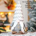 Gnomo de Navidad de punto gris con gorro de felpa gris y barba blanca sentado - Gnomo Sentado Estilo B