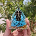 Resin pyramid ornament with Ganesha statue, blue turquoise stones and gold flakes - Style 24