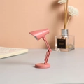 Mini lampe de bureau LED rose pliable avec bras réglable dans un décor de bureau cosy - LD01-Rose Rouge
