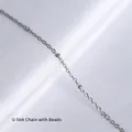 Chaîne O argentée avec perles sur fond de soie vue sous un angle professionnel de 45 degrés - Chaîne en O à Perles 40+5cm-Couleur Acier
