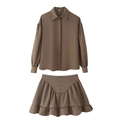 Platte weergave van bruin shirt met lange mouwen en rok met ruches en reversknopen - S / Donker Camel