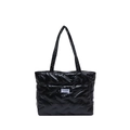 Bolso tote acolchado negro brillante con etiqueta Fashion Instinct sobre fondo blanco - Negro