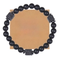 Detail eines matten schwarzen Steinarmbands mit Lavasteinen auf einer Geschenkkarten-Botschaft - An meinen tollen Freund